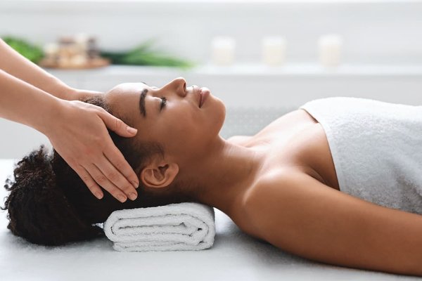 Comment les techniques de massage peuvent-elles soulager les maux de tête tensionnels?